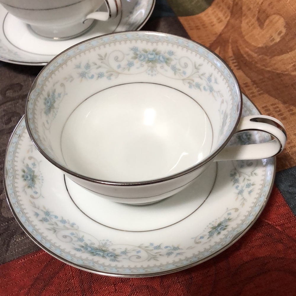 ❤️EUC❤️Vintage Noritake Porcelain “Colburn” pattern, 2 cups and 2 saucers.
